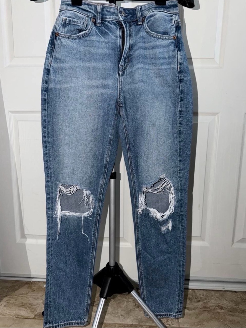 american eagle ripped high rise mom jeans